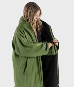 Dryrobe Advance Long Sleeve FOREST GREEN BLACK - RECYCLED -Camping Promotion Forest Green 3 2024x2024 c80f5dae 5deb 4c48 9f80 f6d798df5b19