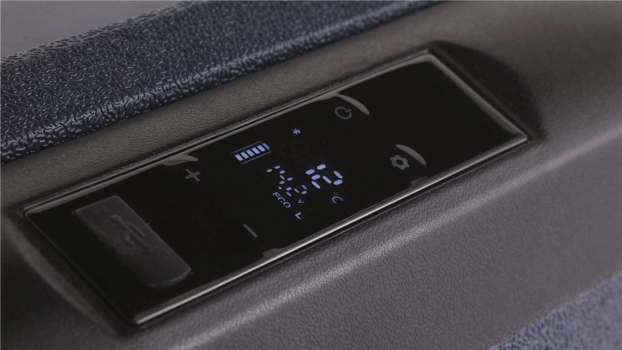 Outwell Arctic Chill 30L Coolbox 12v/230v 5 Outwell Arctic Chill 30L Coolbox 12v/230v - Image 3