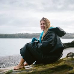 Dryrobe Advance Long Sleeve BLACK BLUE - RECYCLED -Camping Promotion LS DA BB Katy TheraSea 27 2024x2024 d7c47d00 2cc8 4237 8677 5a6f5e71e57c