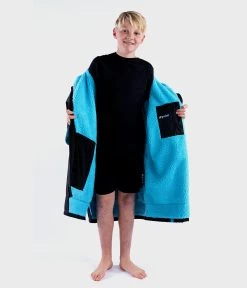 Dryrobe Advance Kids Short Sleeve BLACK BLUE -Camping Promotion SS Black Blue 2 2024x2024 d5df1ff3 7d9a 479b 9a2b f57674f9865b