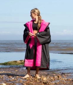 Dryrobe Advance Kids Short Sleeve BLACK PINK -Camping Promotion SS Black Pink 5 2024x2024 8218aba9 5fee 4c65 a7ea 903a772c4d41