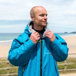 Osprey Unisex Changing Robe Teal -Camping Promotion su4052 56 changing robe lifestyle 1