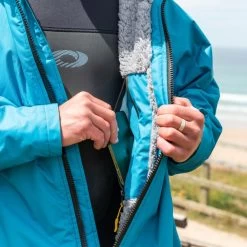 Osprey Unisex Changing Robe Teal -Camping Promotion su4052 56 changing robe lifestyle 2